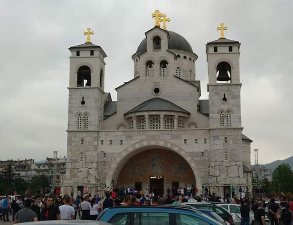 Ustala i Podgorica, <span style='color:red;'><b>molebani</b></span> podrške uhapšenom vladiki i  sveštenicima širom Crne Gore (VIDEO)